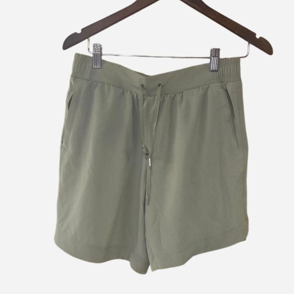 MENS SAGE GREEN CALLA SHORTS‎